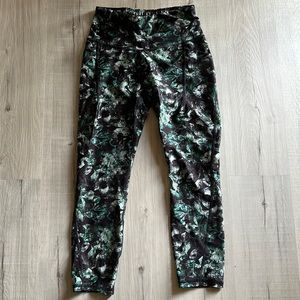 All in Motion athletic leggings size Medium. Pockets on both sides